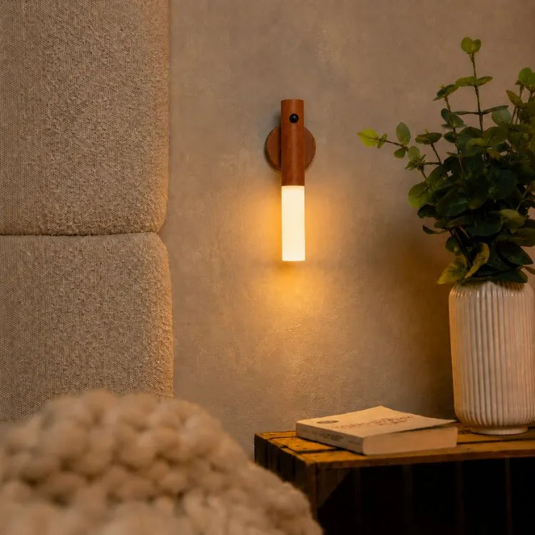 Arandela Magno instalada ao lado da cama criando iluminação quente e sofisticada no quarto