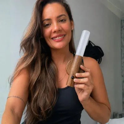 Mulher utilizando a Arandela Magno portátil em ambiente moderno e aconchegante