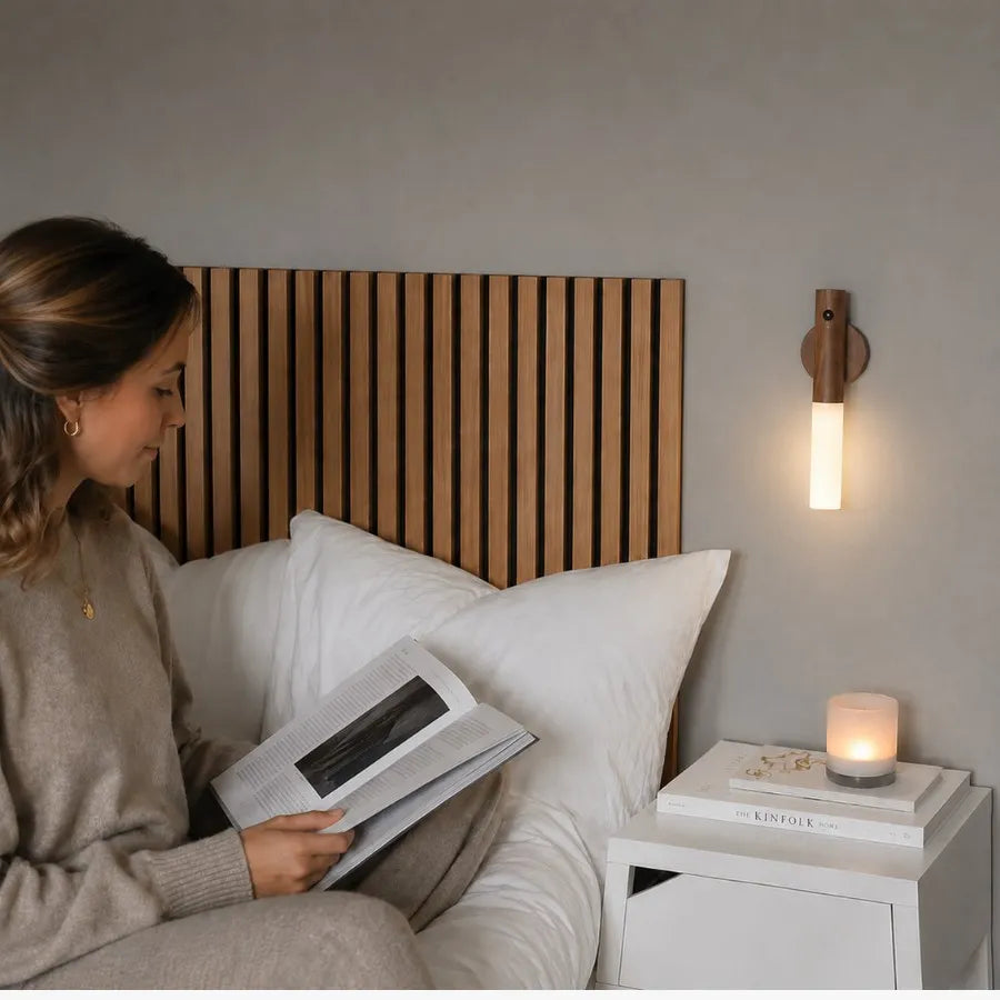 Arandela Magno sem fio iluminando cabeceira de quarto moderno com decoração minimalista