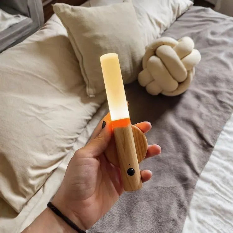 Pessoa segurando a Arandela Magno mostrando o design moderno e a praticidade da instalação sem fio