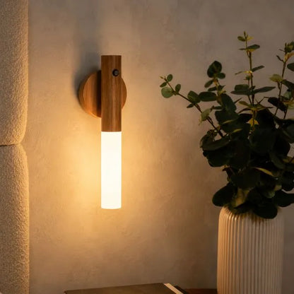 Arandela Magno destacando vaso de planta com iluminação aconchegante e sofisticada