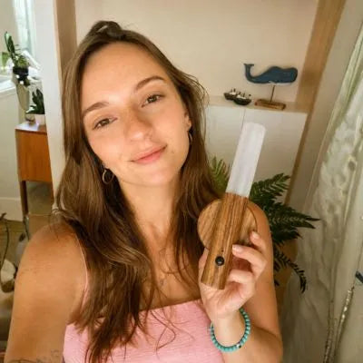 Pessoa segurando a Arandela Magno acesa destacando a praticidade da iluminação sem fio