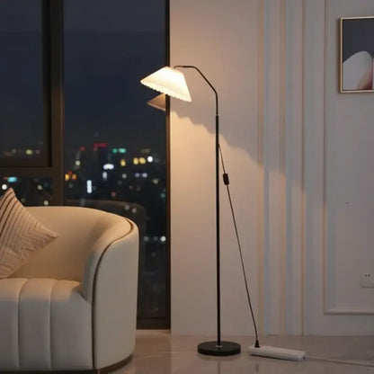Luminária de Chão Articulável com Cúpula Plissada