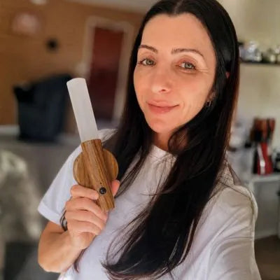Selfie com a Arandela Magno portátil destacando o sistema sem fio e o visual moderno do produto