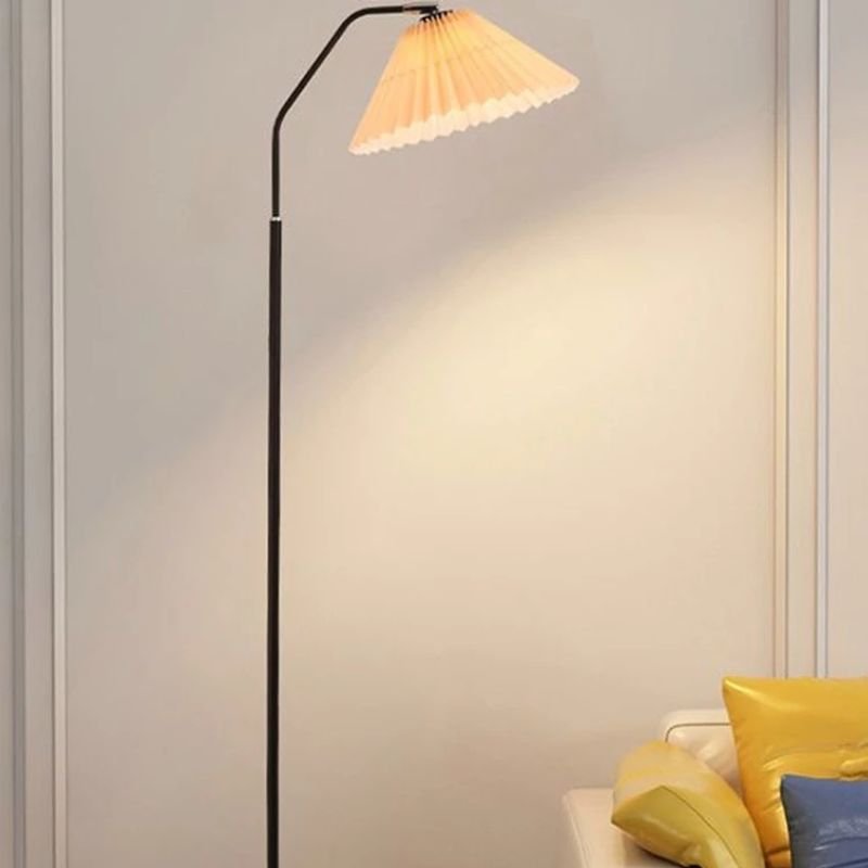 Luminária de Chão Articulável com Cúpula Plissada