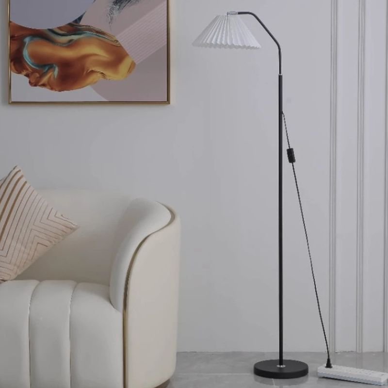 Luminária de Chão Articulável com Cúpula Plissada