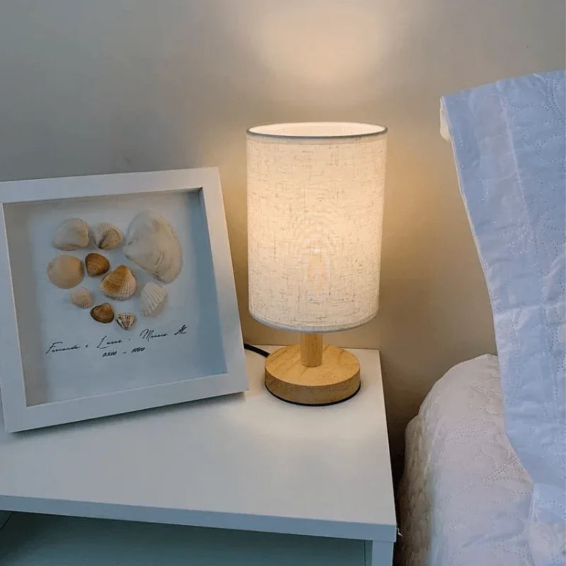 Luminária de Mesa para Quarto em Linho e Madeira